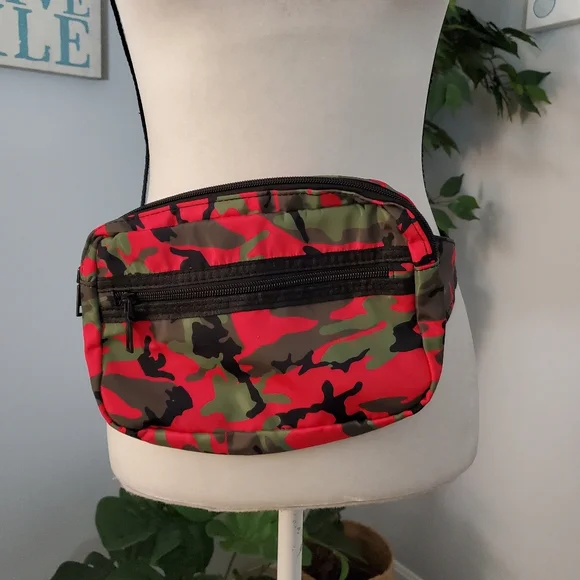 BADGLEY MISCHKA Pink Camo Backpack Detachable Bum/Sling Bag - Picture 7 of 12